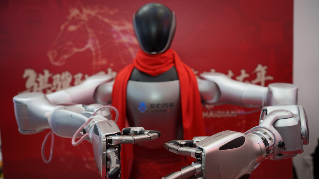 Žena završila u bolnici nakon što ju je uplašio humanoidni robot, policija privela mašinu