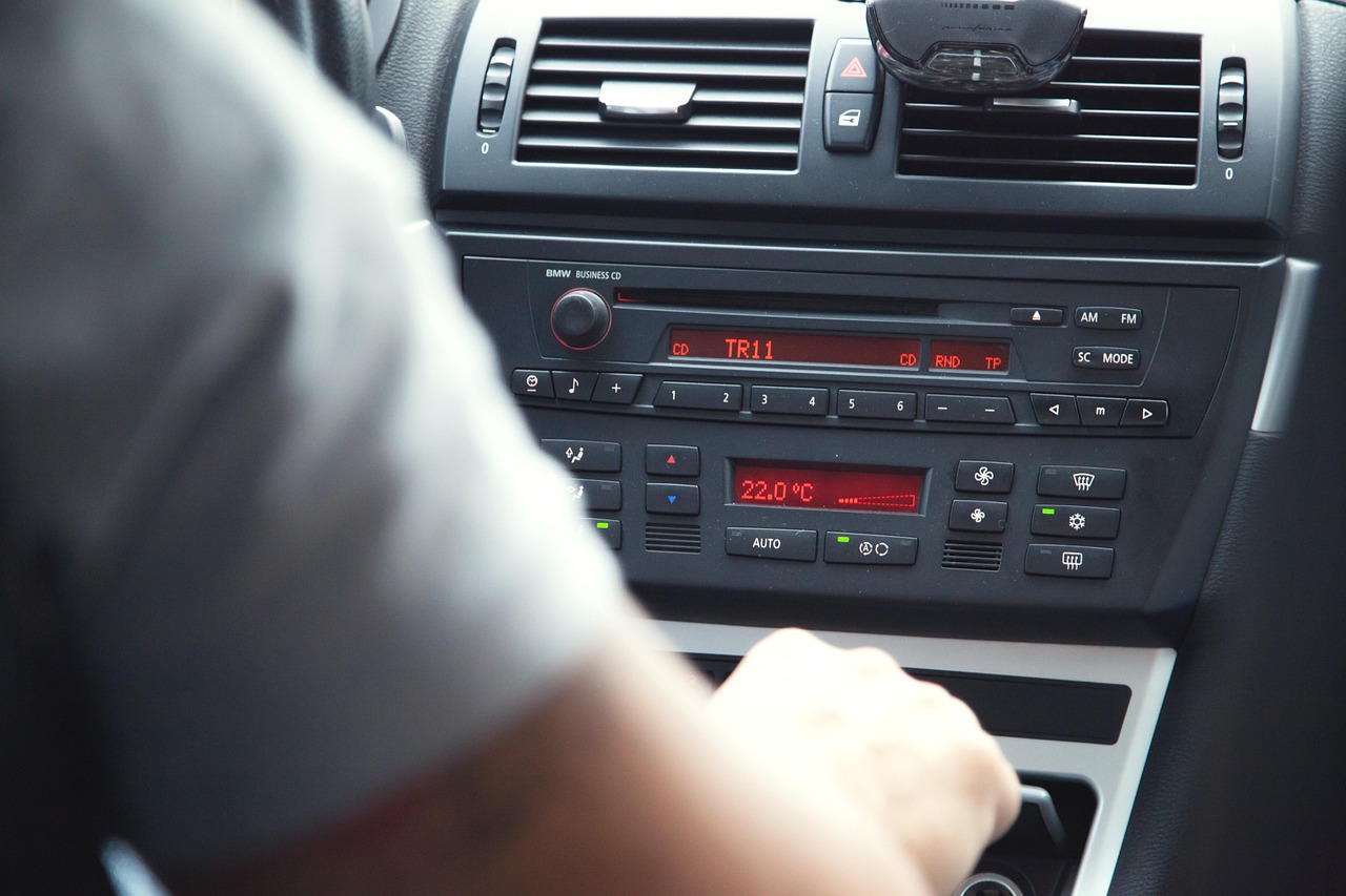 Ovo dugme u automobilu zbunjuje čak i iskusne vozače: Šta se zaista dešava ako ga pritisnete tokom vožnje?