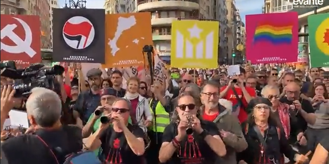 „Ko ne skače, taj je neprijatelj“- Primitivno skandiranje osvaja Evropu