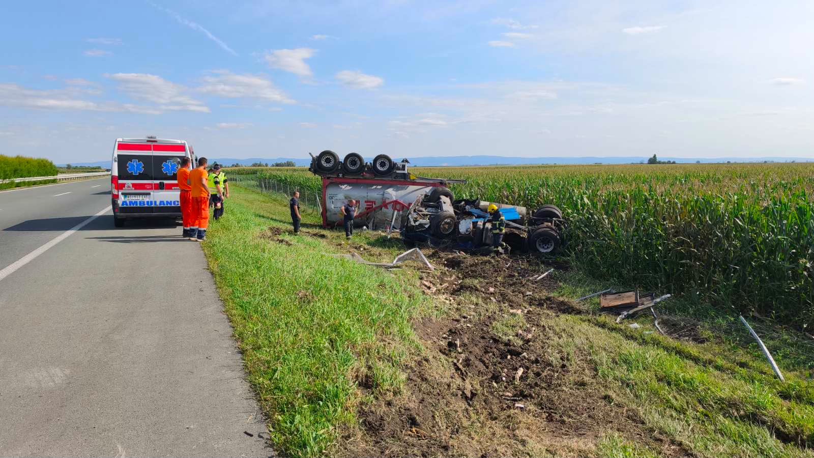 TEŠKA SAOBRAĆAJNA NESREĆA KOD ZMAJEVA: Prevrnuo se kamion, vozač teško povređen
