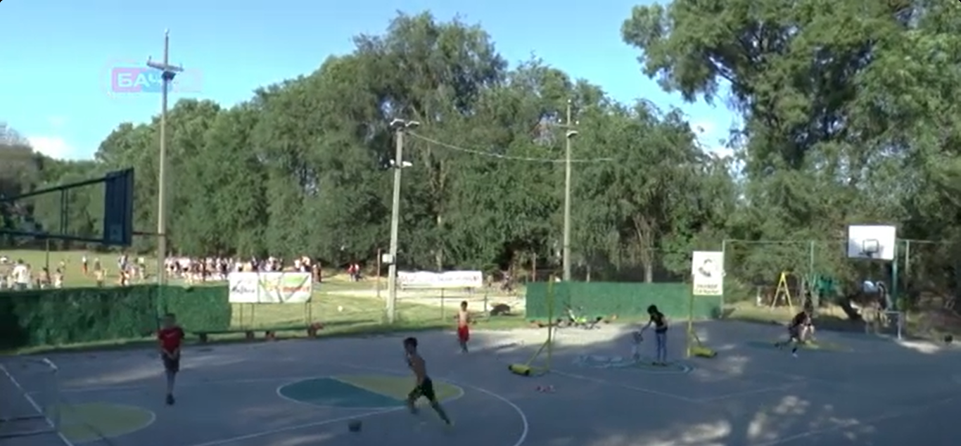 SU „Jasike 2003” okupilo građane u akciji uređenja terena i sportskom druženju