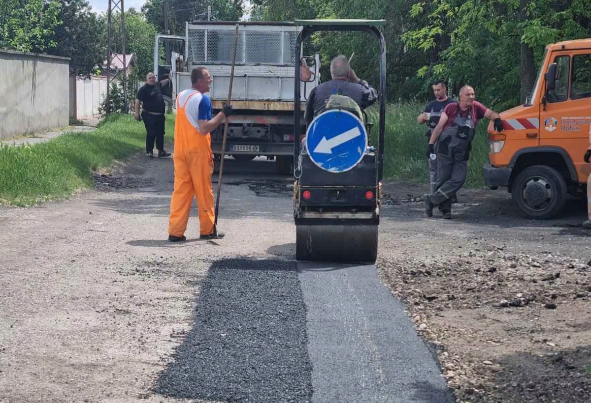 U toku sanacija oštećenih kolovoza u više naselja opštine Vrbas